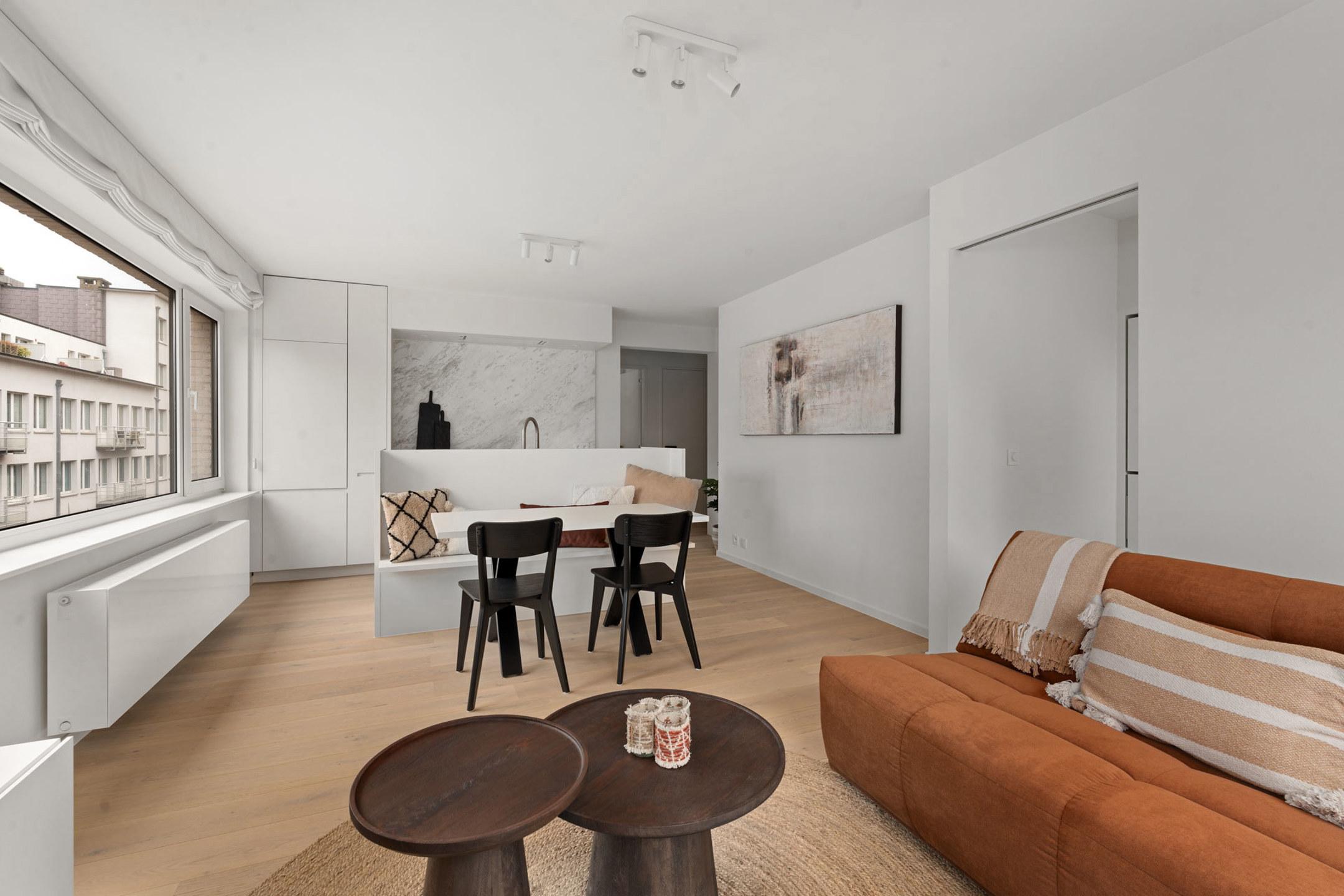 Prachtig gerenoveerd app met 2 slaapkamer centraal gelegen.