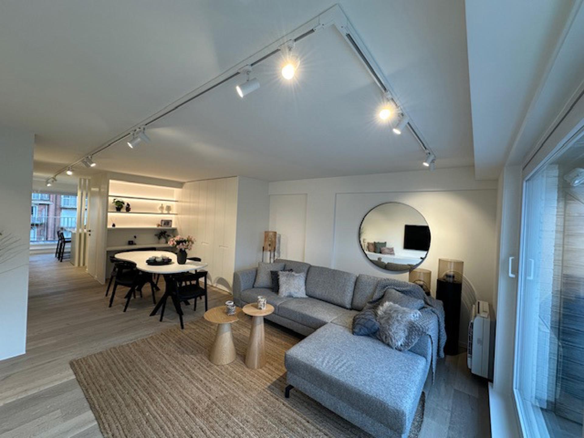 Stijlvol gerenoveerd appartement op een zucht van de zee!
