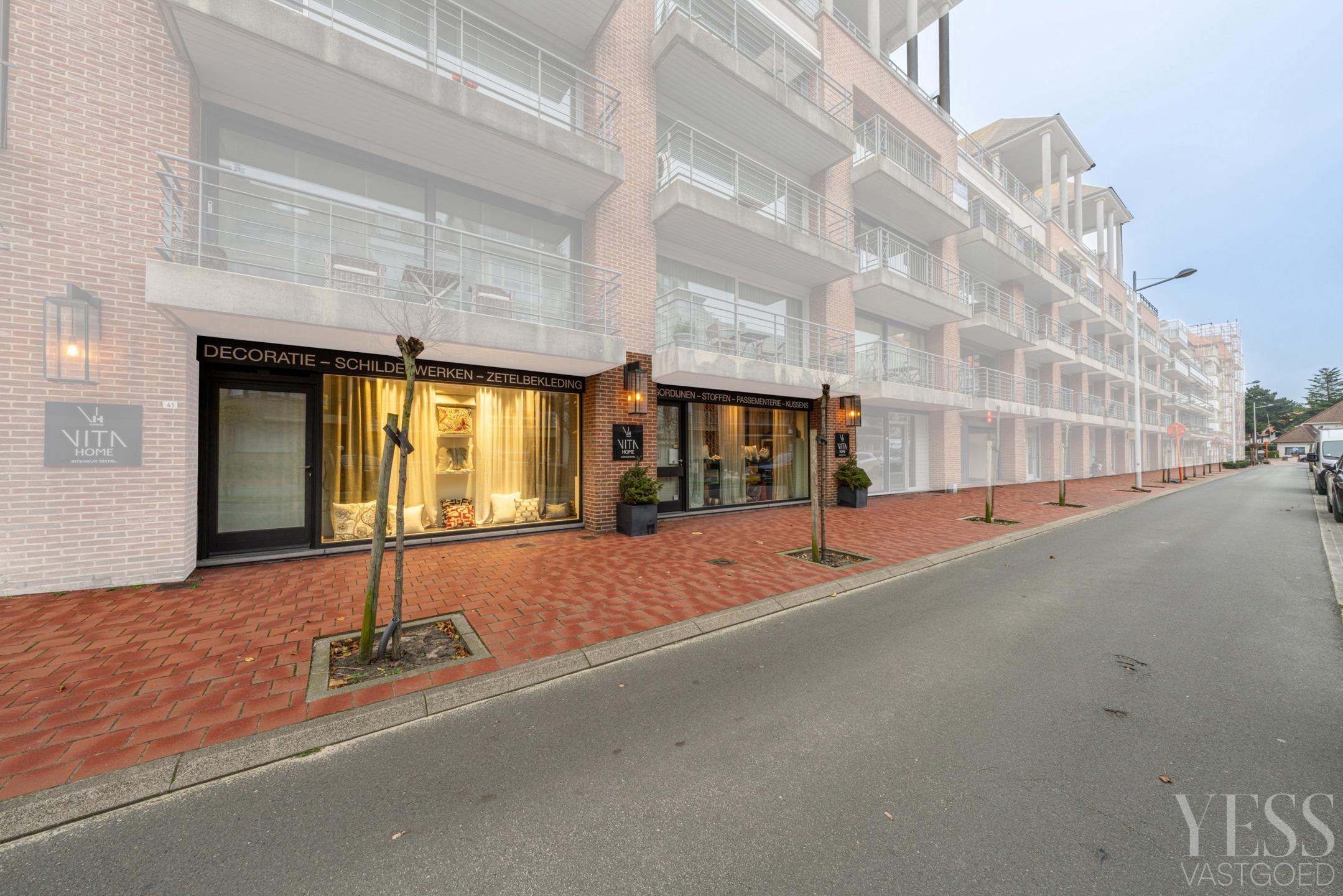 Ruim ingericht handelspand met een gevelbreedte van 15 meter met studio! 